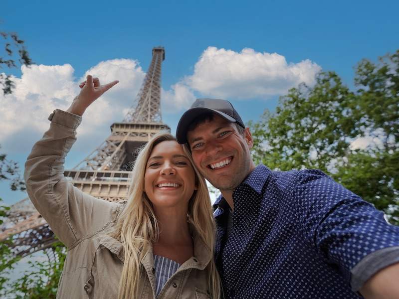 happy-couple-eiffel-tower-great-pic.jpeg