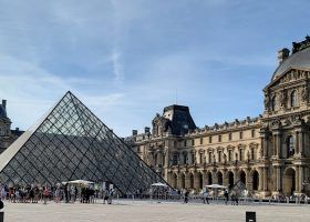 Top 10 Things to See at the Louvre Video Guide - 11 min Exterior of the louvre and courtyard.