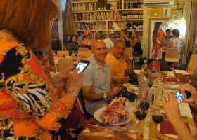 The Ultimate Florence Food Tour Video Guide - 13 min SGT-Florence-Food-Thumbnail-group-taking-photo-of-t-bone-steak-700-x-425